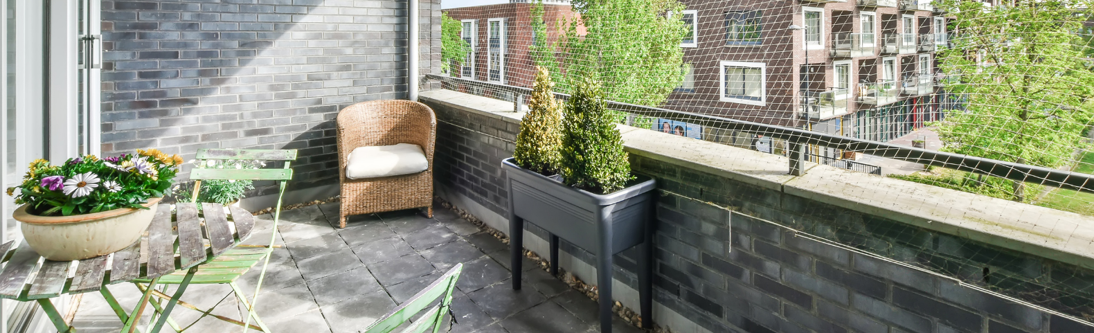 Mały balkon, wielkie możliwości – jak stworzyć ogród na małej przestrzeni z Garland?